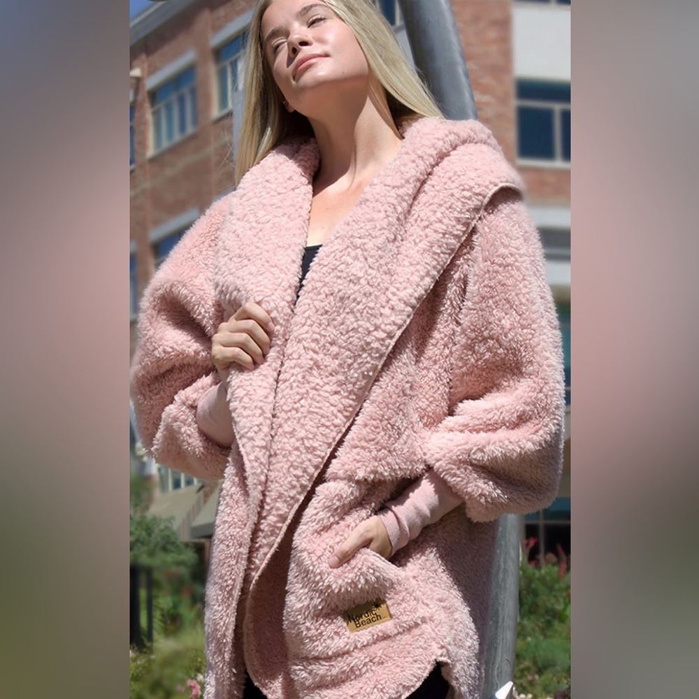 Blush Wine Nordic Beach Sherpa
